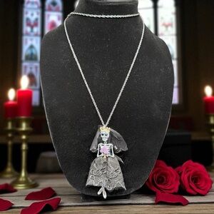 Betsey Johnson Skeleton Bride Goth Crystal Day of the Dead Halloween Necklace
